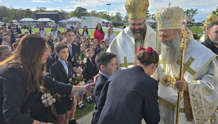 Patriarch Porfirije mit Schülern des St.-Sava-Colleges bei seinem Besuch anlässlich der Kapellenweihe. Foto: Serbische Orthodoxe Kirche (spc.rs).