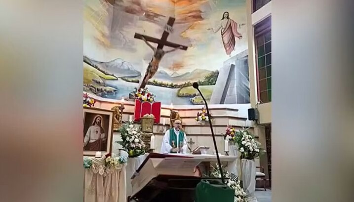 Kreuz löst sich von der Wand. Foto: Heute