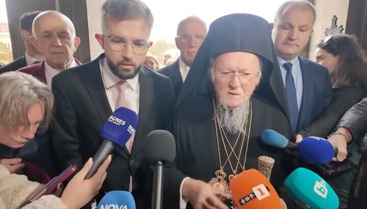 Patriarch Bartholomäus beantwortet in Sofia die Fragen von Journalisten. Foto: UOJ Bulgarien.