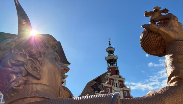 Der „Zwieblinger Teufel“ auf dem Rathausplatz in Esslingen wurde mit schwarzer Farbe beschmiert. Im Internet kam es zu Beleidigungen und Morddrohungen, auch gegen den Oberbürgermeister. Foto: Stadt Esslingen