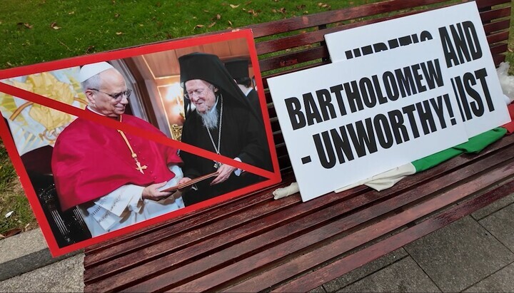 Plakate von Bulgaren, die gegen den Besuch von Patriarch Bartholomäus protestierten. Foto: UOJ