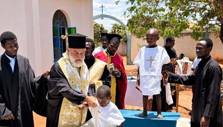 Massentaufe in Tansania. Foto: Orthodoxia News Agency