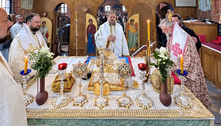 Metropolit Grigorije und Erzbischof Maxim zelebrierten im Oktober 2026 die Göttliche Liturgie im serbisch-orthodoxen Kloster der Entschlafung der Allheiligsten Gottesgebärerin in Hildesheim-Himmelsthür. Foto: Eparchie