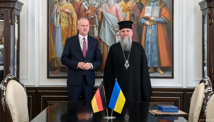 Epifanij Dumenko mit dem deutschen Botschafter Boris Ruge. Foto: OKU