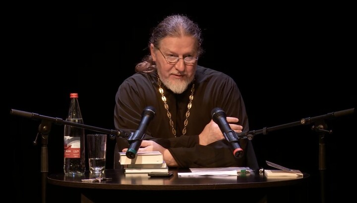 Priester Fjedor Freiberger erläutert im Videokanal „Frag den Priester“ der russisch-orthodoxen Gemeinde in Hamburg die Bedeutung von Beichte, Buße und Umkehr im orthodoxen Glauben. Foto: Screenshot YouTube