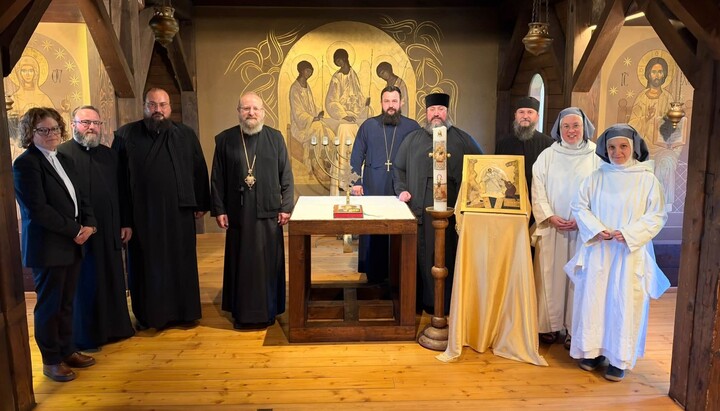 Bischof Sofian von Kronstadt und die rumänischen Besucher mit Schwestern des katholischen Klosters Maria im Paradies in St. Veit im Pongau. Foto: Metropolie