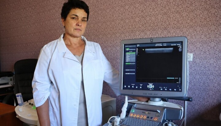 Ultraschallgerät für ein Krankenhaus im Gebiet Charkiw als Hilfe von Gläubigen der UOK. Foto: Gemeinde Kehytschiwka / Facebook