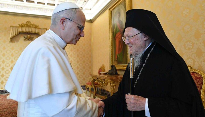 Papst Leo XIV. und Patriarch Bartholomäus bei einer früheren Begegnung. Archivfoto: Vatican Media / Orthodox Times