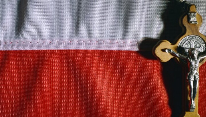 Polnische Flagge mit einem Kreuz. Foto: katholisch.de