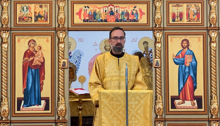 Diakon Igor Willimowski predigte in der russisch-orthodoxen St.-Barbara-Kirche in Krefeld. Foto: Screenshot YouTube