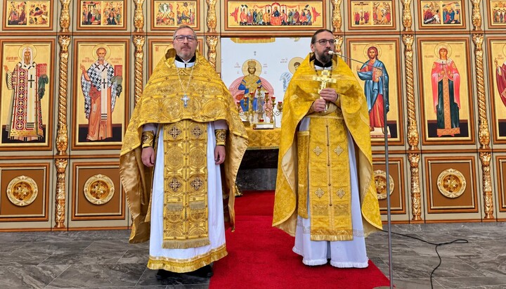 Pfarrer Alexej Veselov (r.) begrüßt Priester Sergius Iwanow in der russisch-orthodoxen Pfarrei der heiligen Großmärtyrin Barbara in Krefeld in den Reihen des Klerus'. Foto: Gemeinde
