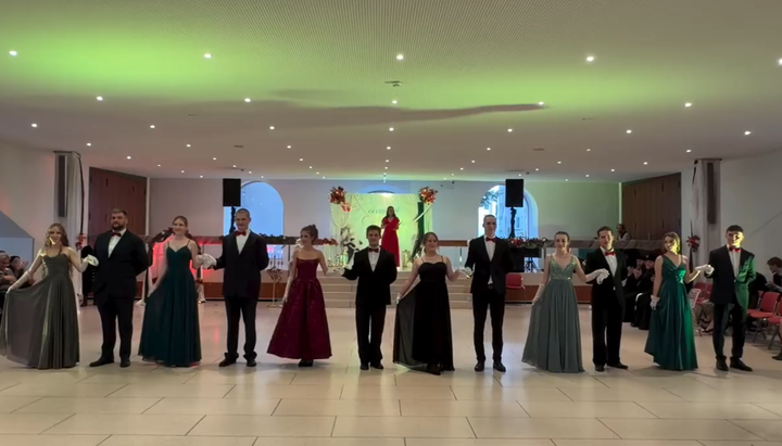 Orthodoxe Jugend beim Herbstball. Foto: Screenshot aus dem Videobeitrag von znamenskije_vorobuschki