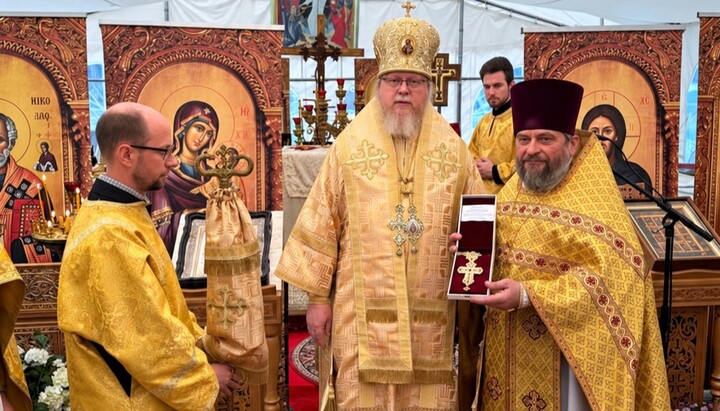 Erzbischof Tichon von Rusa (M.) gratulierte Gemeindepfarrer Erzpriester Nikolai Zabelitch (r.) zum 65. Geburtstag und überreichte ihm ein Brustkreuz als Andenken. Foto: Diözese