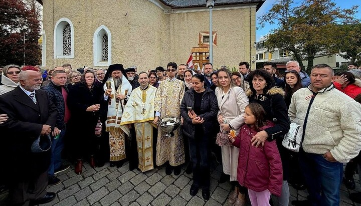 Bischof Macarie von Nordeuropa und die rumänisch-orthodoxe Gemeinde Baden bei Wien bei der Weihe des Dreifaltigkeitskreuzes in Oberwaltersdorf. Foto: Gemeinde