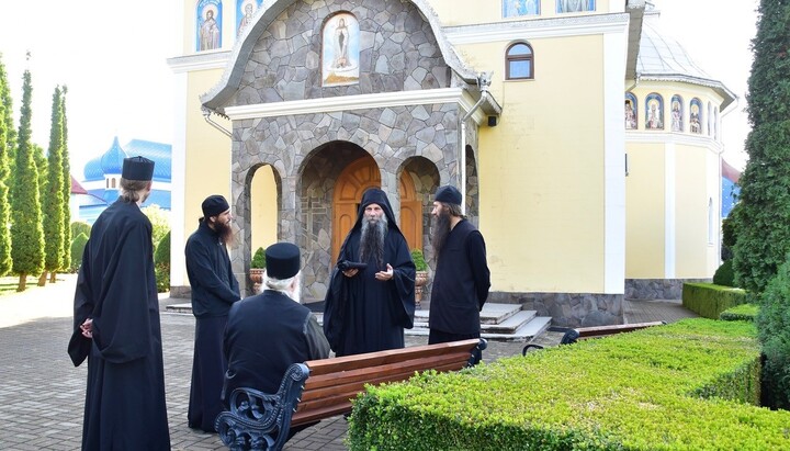 Die Väter des deutsch-orthodoxen Dreifaltigkeitsklosters im Gespräch mit den Mönchsvätern im Kloster Bantschen. Foto: der UOJ zur Verfügung gestellt