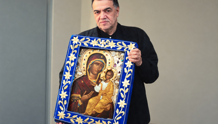 Bruder José mit der Iveron-Ikone von Montreal. Foto: Bildvorlage der ROKA mit KI bearbeitet.