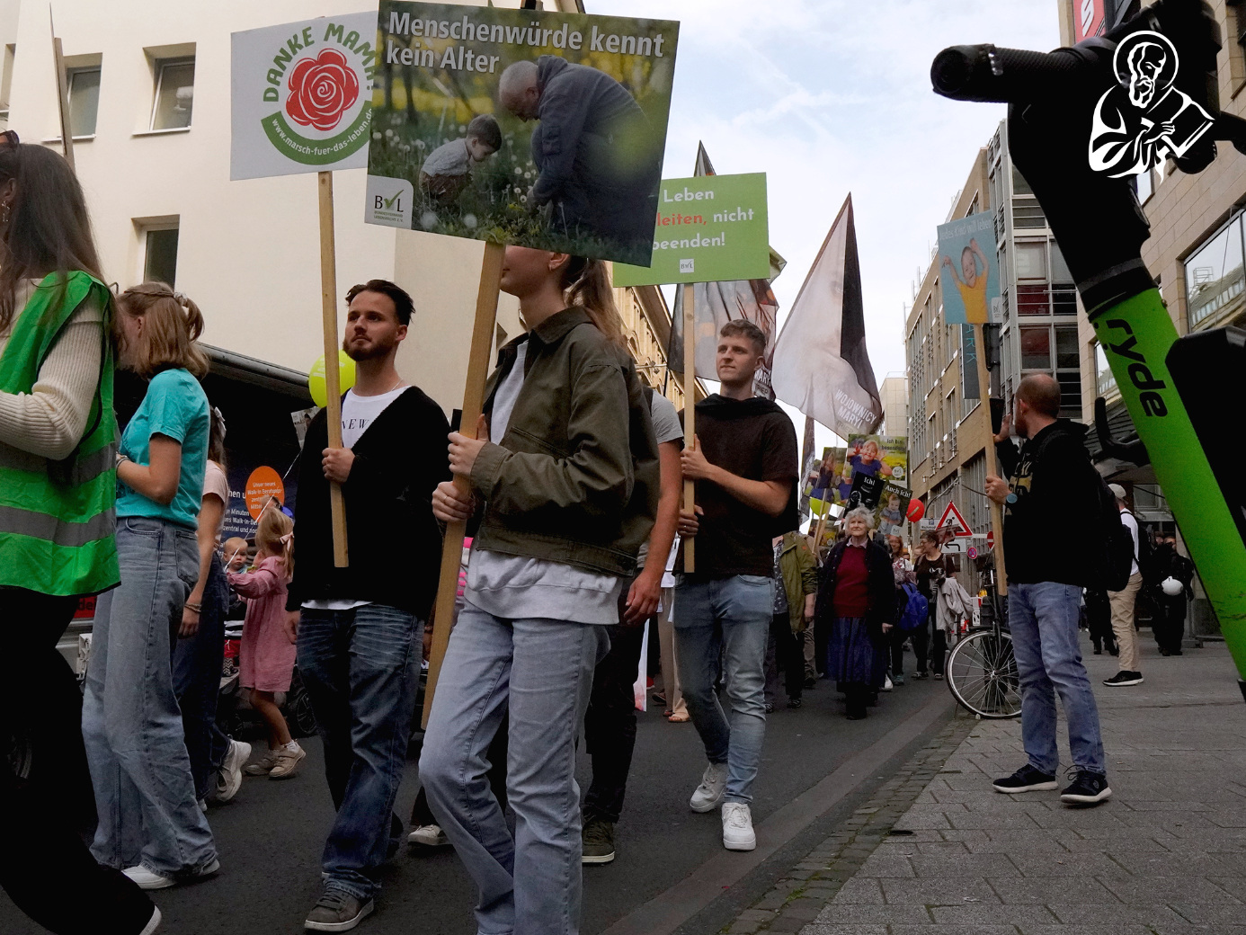 &bdquo;Menschenw&uuml;rde kennt kein Alter&ldquo;: Teilnehmer ziehen mit Lebensschutz-Plakaten durch die K&ouml;lner Innenstadt.