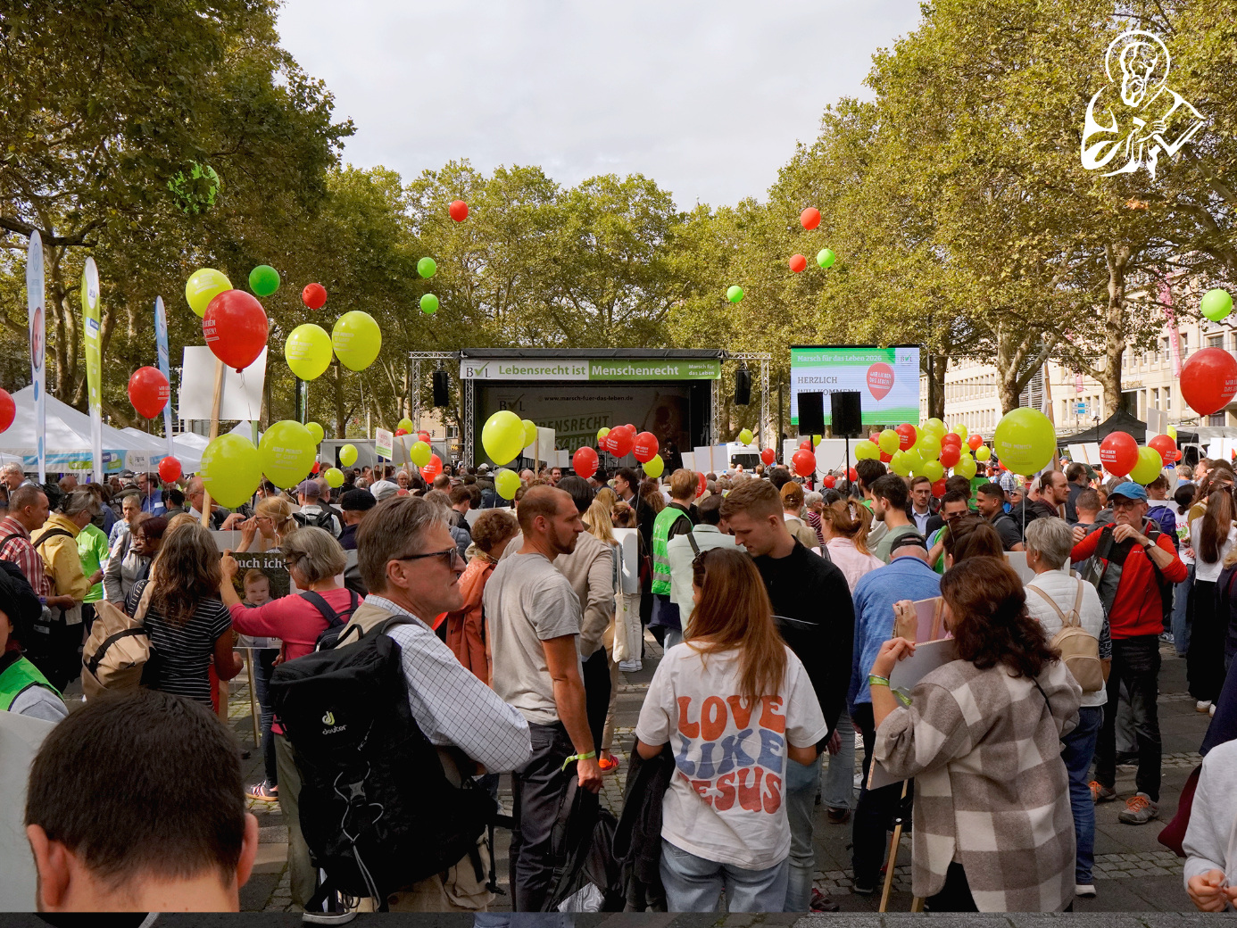 Teilnehmer mit bunten Luftballons vor der Kundgebungsb&uuml;hne auf dem K&ouml;lner Neumarkt.