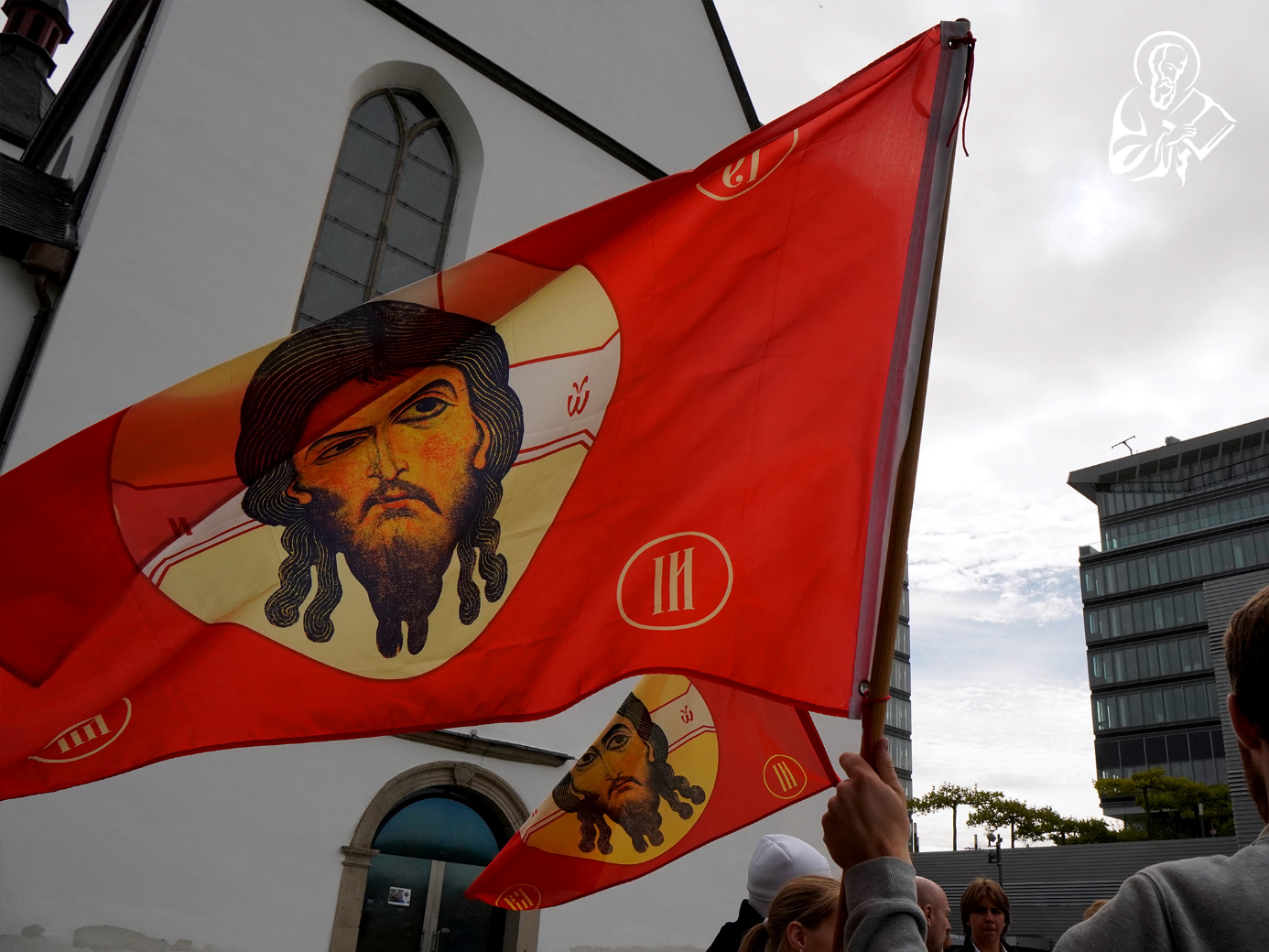 Fahnen mit dem Antlitz Christi beim Marsch f&uuml;r das Leben in K&ouml;ln.