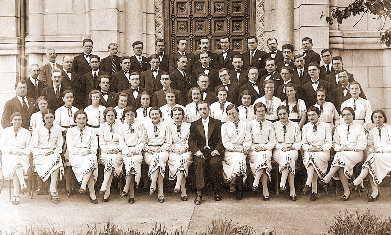 Gemischter Chor der Gesangsgesellschaft „Branko“ mit Dirigent Trajko Prokopijević vor der Kirche in Leskovac, 1936. Quelle: Nationalmuseum in Leskovac / Wikimedia Commons, CC BY-SA 3.0.