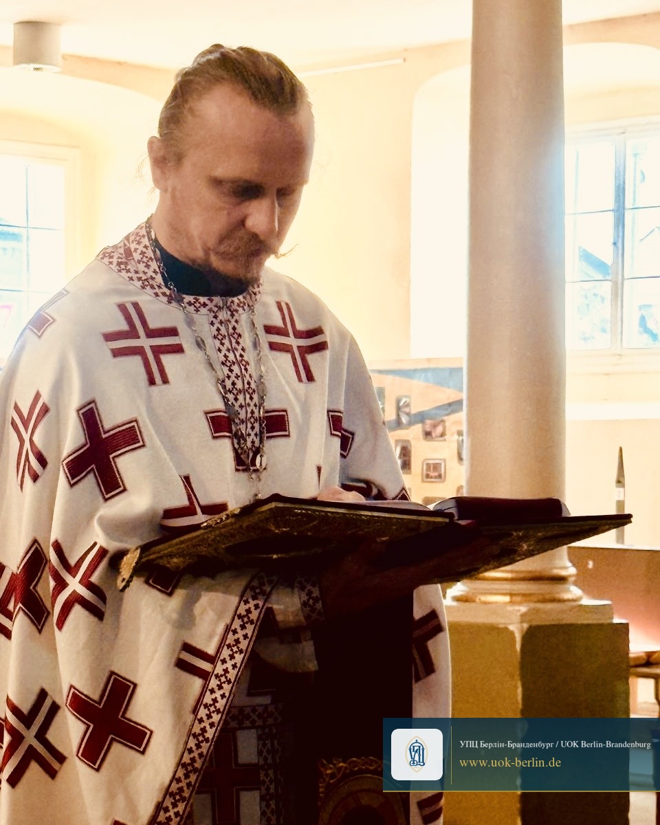 Priester Mykhailo Katsko beim Gottesdienst in Neustrelitz
