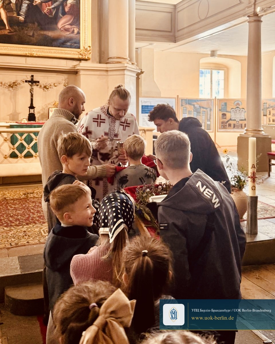 Kinder beim Gottesdienst der ukrainischen orthodoxen Gemeinde in Neustrelitz