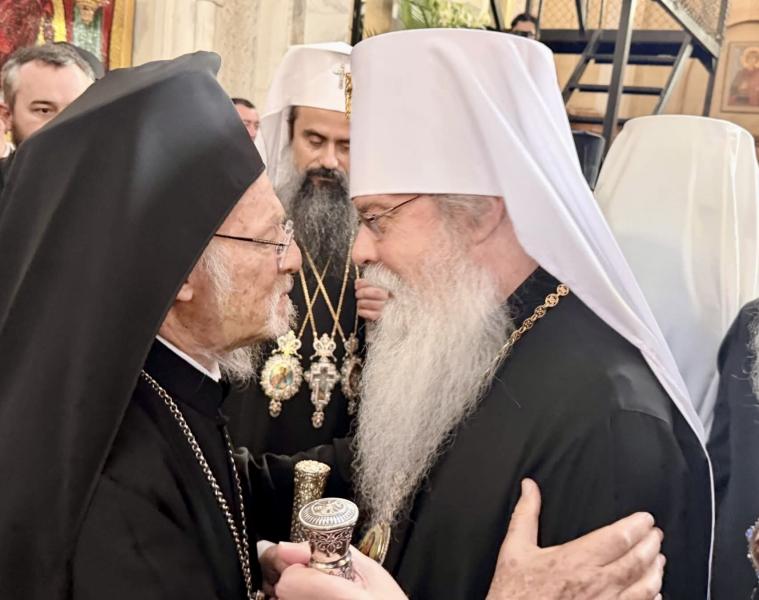 &Ouml;kumenischer Patriarch Bartholom&auml;us mit Metropolit Tichon der Orthodoxen Kirche in Amerika (OCA) bei der Beisetzung von Patriarch Ilia II. in Georgien. Foto: oca.org