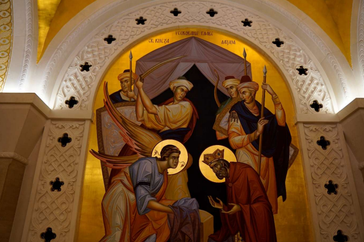 Enthauptung des hl. Lazar durch Osmanen(rechts) und ein Engel der ihm bei seinem Martyrium beisteht (links), Krypta des Doms des heiligen Sava. Quelle: UOJ