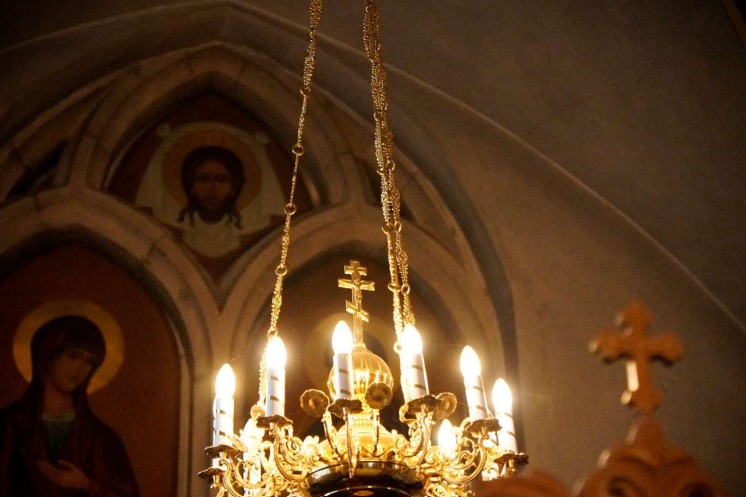 Ein Kronleuchter mit dem Kreuz im Zentrum. Symbol für das Licht Gottes. Quelle: UOJ