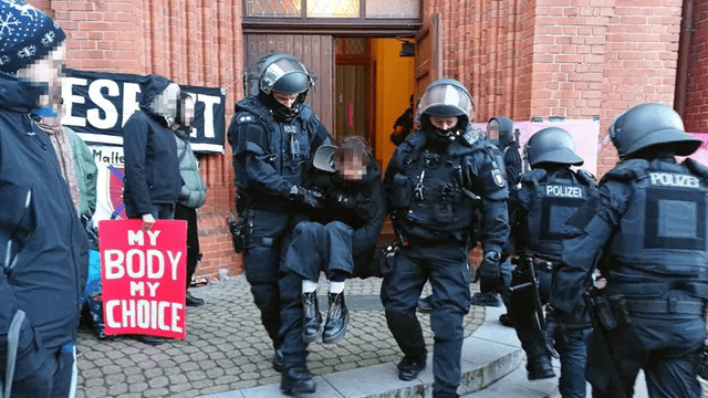 Demonstranten besetzten katholische Kirche in Flensburg фото 1