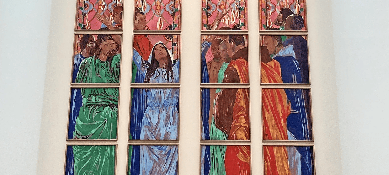 Paris präsentierte umstrittene Entwürfe für neue Fenster in Notre-Dame фото 1