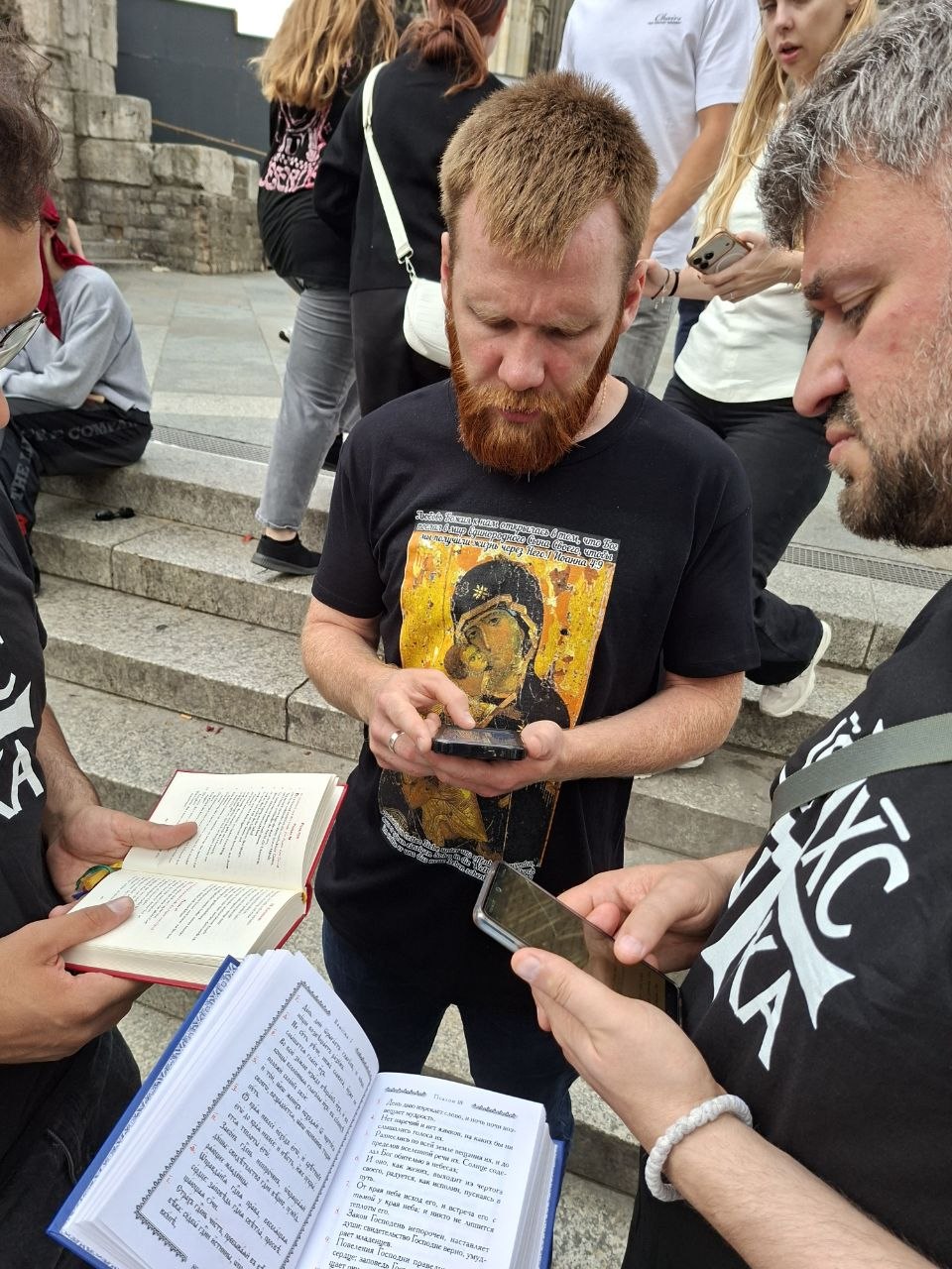 Gebet am Rande des Kölner CSD: Orthodoxe Jugend setzte Zeichen des Glaubens фото 1