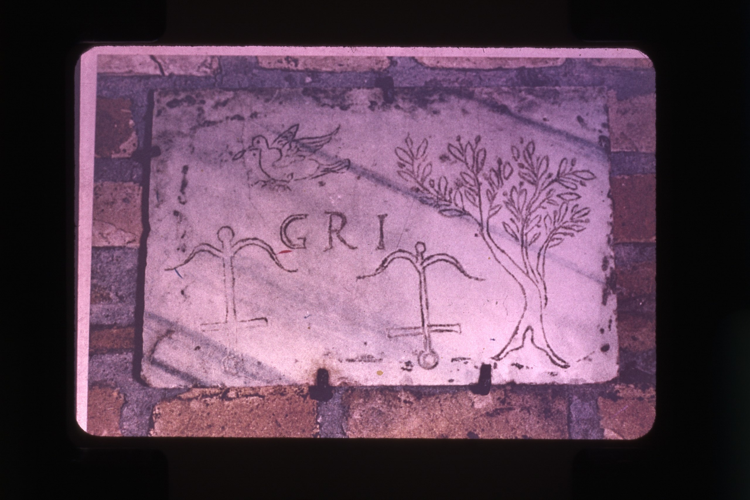 Darstellung eines Ankers in einem frühchristlichen Bestattungskontext. Priscilla-Katakomben, Rom, 3. Jahrhundert. Quelle: Everett Ferguson Photo Collection, Abilene Christian University, Digital Commons; CC BY-SA 4.0.