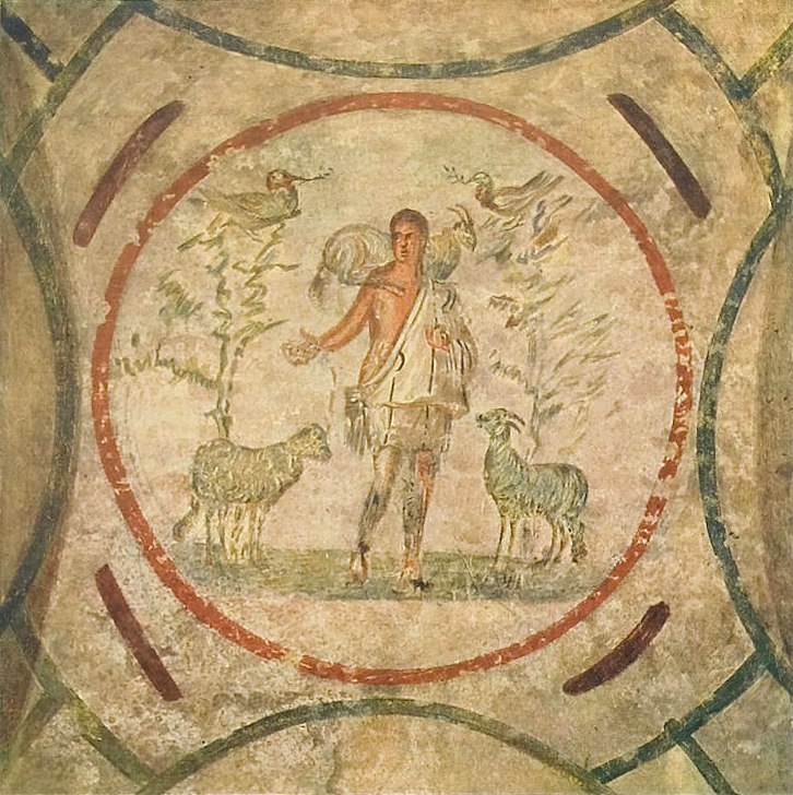 Der Gute Hirte mit einem Schaf auf den Schultern. Zentrales Medaillon der Deckenmalerei im Cubiculum der Velatio, Priscilla-Katakomben, Rom; zweite Hälfte des 3. Jahrhunderts. Quelle: Wikimedia Commons, Good shepherd 01 small.jpg.