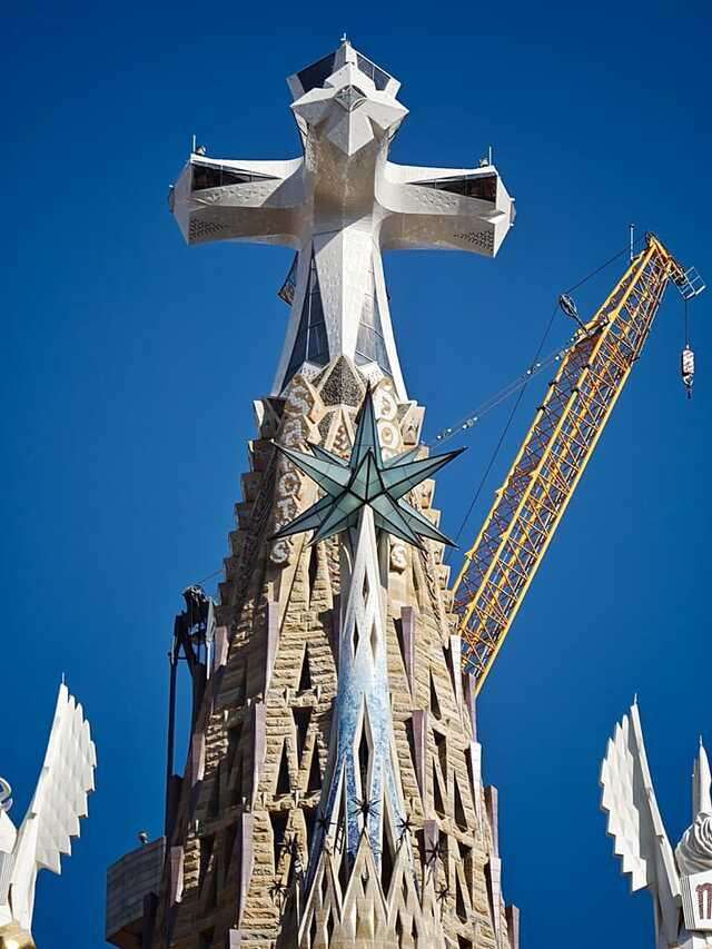 Das Kreuz auf dem Hauptturm der Kirche. Quelle: Euronews
