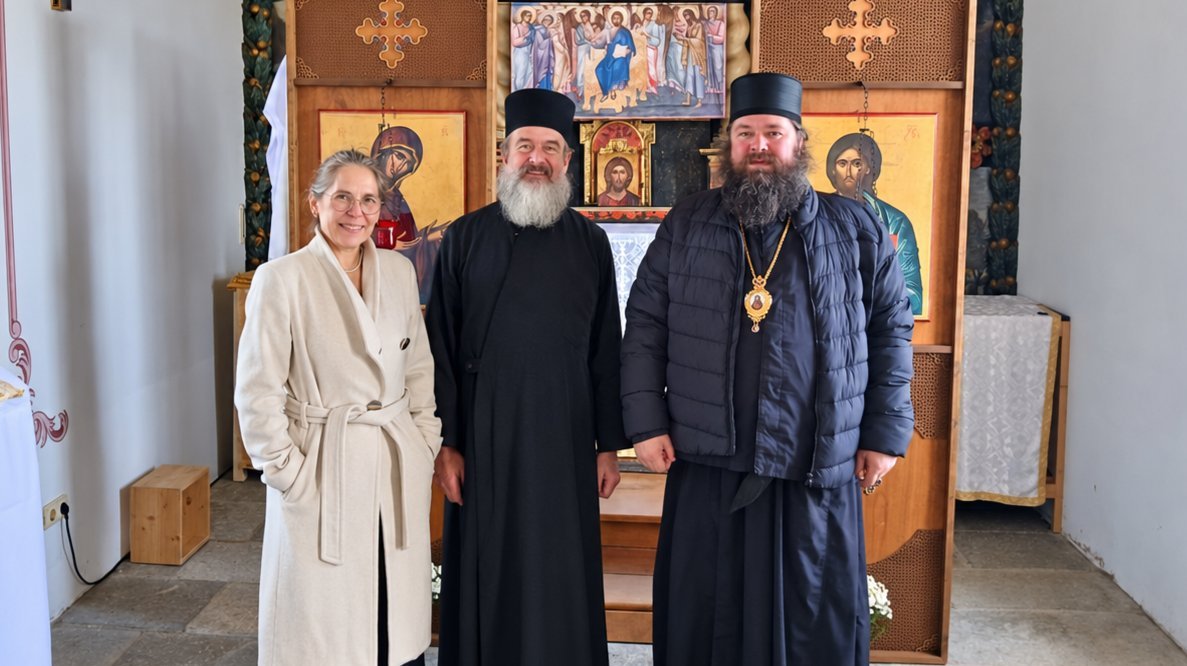 Vikarbischof Jovan von Hum (r.) hielt die Festpredigt, im Bild mit Erzpriester Matthias Zierenberg und Ehefrau und Chorleiterin Sylvia Zierenberg.